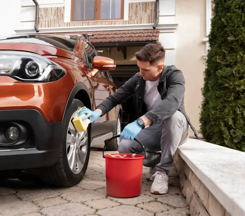 Lavage auto à domicile La Roquette-sur-Siagne : professionnel intervenant sur un véhicule